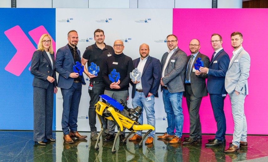 Die Preisträger des Responsible-Care-Wettbewerbs 2024 (v.l.n.r.): Ulrike Zimmer, VCI; Victor Kaupe, BASF Coatings GmbH; Cedrik Schlag, Honeywell Specialty Chemicals Seelze GmbH; Gregor Böhler, dsm-firmenich; Andreas Möller, Dr. Michael Müller, Ursa-Chemie GmbH Dr. Stefan Schneiderbauer, Daniel Quapp, Roman Hartung, Wacker Chemie AG © andreas arnold Die Preisträger des Responsible-Care-Wettbewerbs 2024 (v.l.n.r.): Ulrike Zimmer, VCI; Victor Kaupe, BASF Coatings GmbH; Cedrik Schlag, Honeywell Specialty Chemicals Seelze GmbH; Gregor Böhler, dsm-firmenich; Andreas Möller, Dr. Michael Müller, Ursa-Chemie GmbH Dr. Stefan Schneiderbauer, Daniel Quapp, Roman Hartung, Wacker Chemie AG © andreas arnold