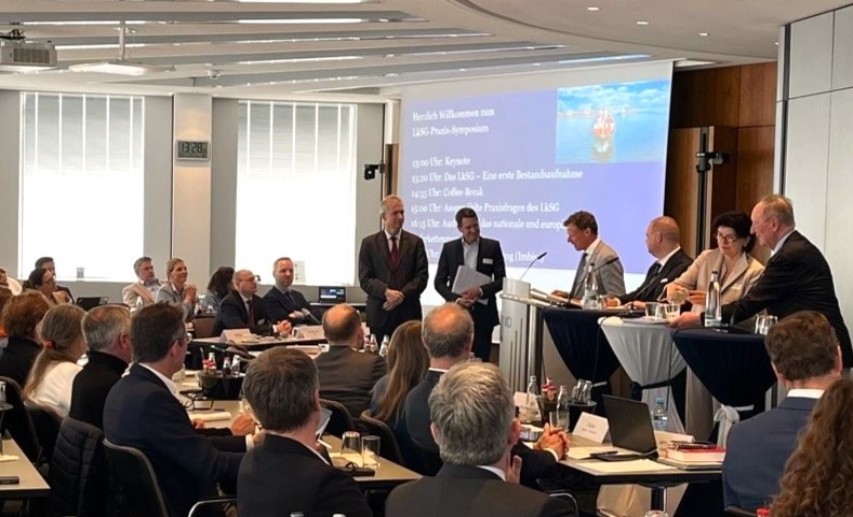 Rund 100 Teilnehmende diskutierten die Erfahrungen des LkSG in Frankfurt. Rund 100 Teilnehmende diskutierten die Erfahrungen des LkSG in Frankfurt.